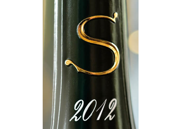 １９２０年に世間に向けて販売されるようになった「サロン」は、それからすぐに富裕層達のファンを増やしていき、現在の地位を築き上げました。