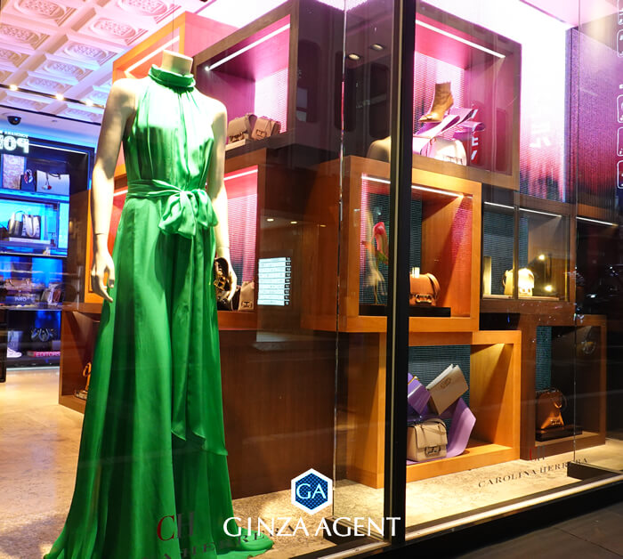 グリーンのドレスが映えます。銀座でショッピングなどいかがでしょうか